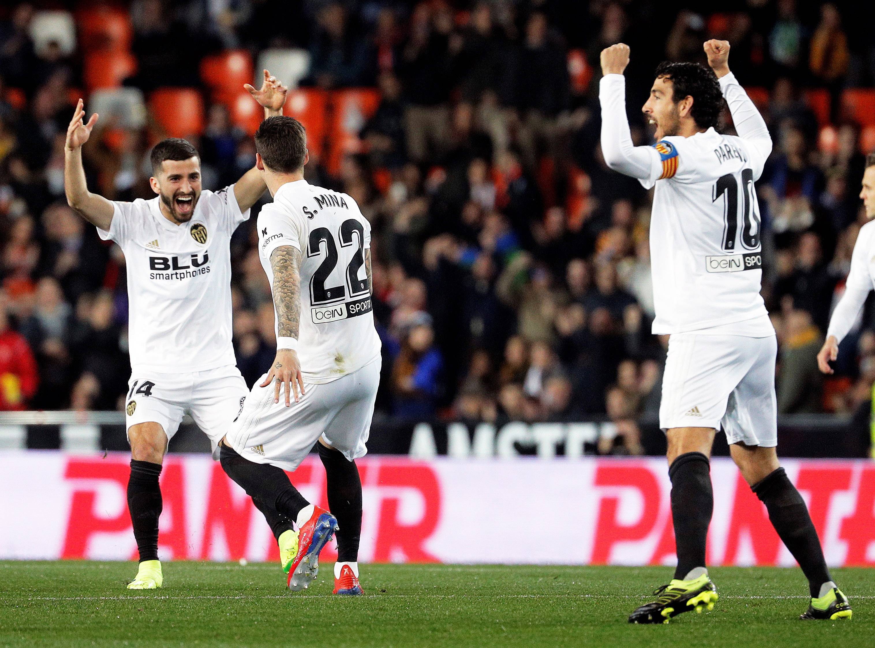 包含足球场上精彩纷呈，胜负将在一线之间的词条