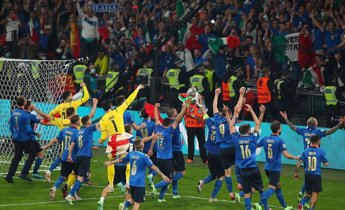 荷兰队力克巴黎圣日耳曼，杀入欧洲杯半决赛