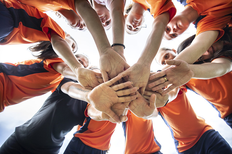 我国女足球员团结协作，成功挑战对手