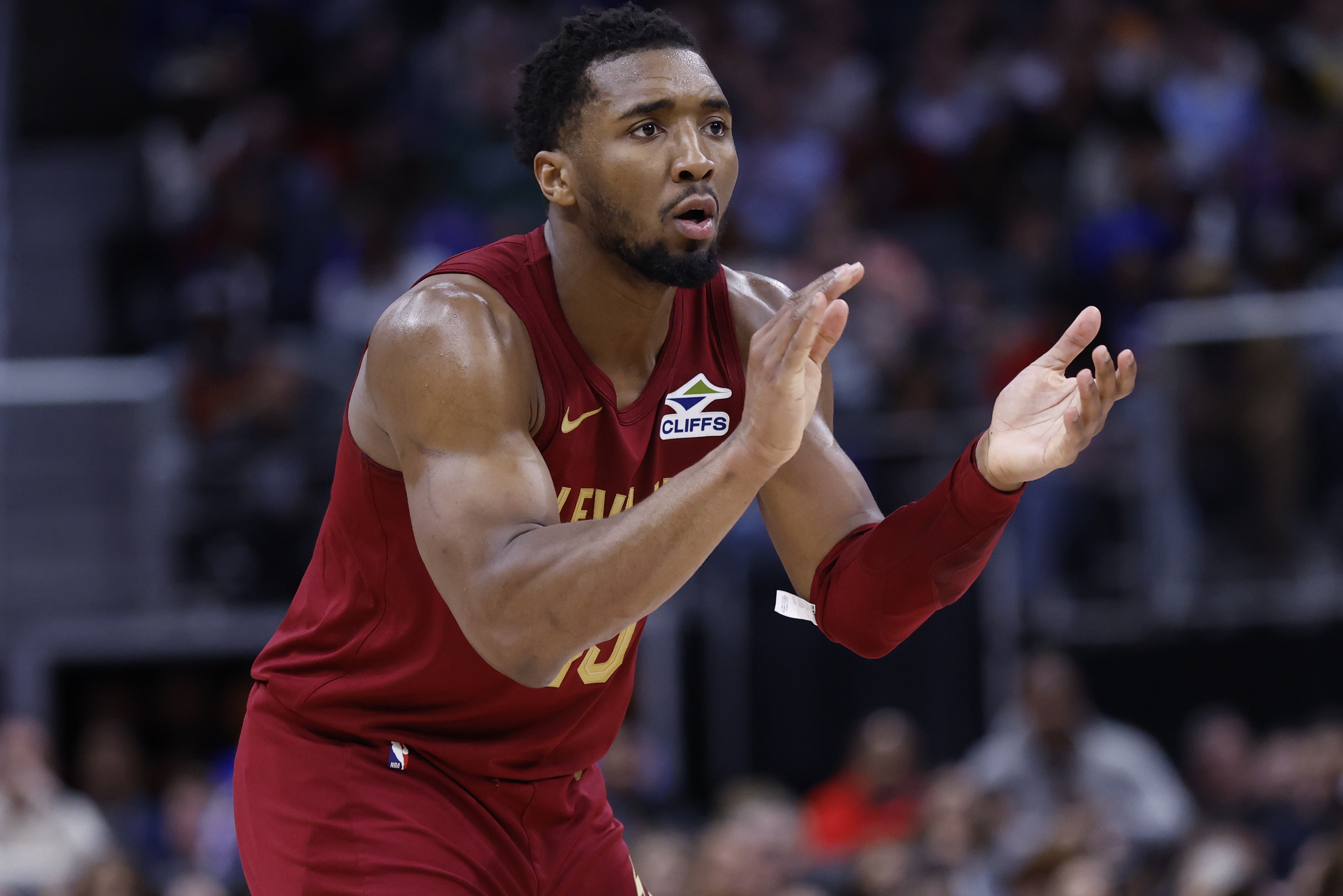 关于米切尔官方公布新规，关键时刻神级表现引发争议，险胜球迷热议！的信息